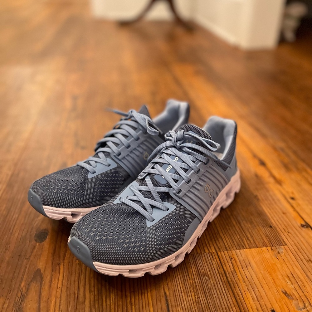 WOMEN’S ON CLOUD SIZE 10!! WORN ONCE!